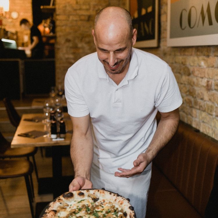 Lorenzo Giuliani, pizzaiolo toscano di 48 anni: si &egrave; avvicinato alla ristorazione a 33 anni, dopo aver lavorato nell'azienda tessile di famiglia e aver gestito per 6 anni un chiosco di hamburgher a Budapest
