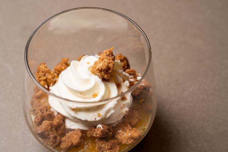 Viaggio tra Piemonte e Vesuvio di Lorenzo Puca: crema alla nocciola, gelatina al mandarino e passion fruit, crema chantilly al mascarpone con vaniglia, crumble di nocciola
