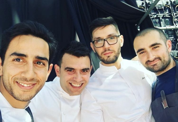 Loris Pema, secondo da destra, con i colleghi e connazionali, da sinistra, Mario Peqini (ne parliamo sotto), Erion Karaj (ha lavorato a Londra con Gordon Ramsay, Giorgio Locatelli, Thomas Keller e Michelle Roux Jr., oggi è chef del The Groucho Club, sempre nella capitale inglese) e Fejsal Demiraj (dapprima con Alain Ducasse, poi per quasi sei anni sous chef al Noma, nel 2021 ha fondato AMËZ-Regional Albanian Flavors, che promuove le eccellenze agroalimentari albanesi nel mondo)