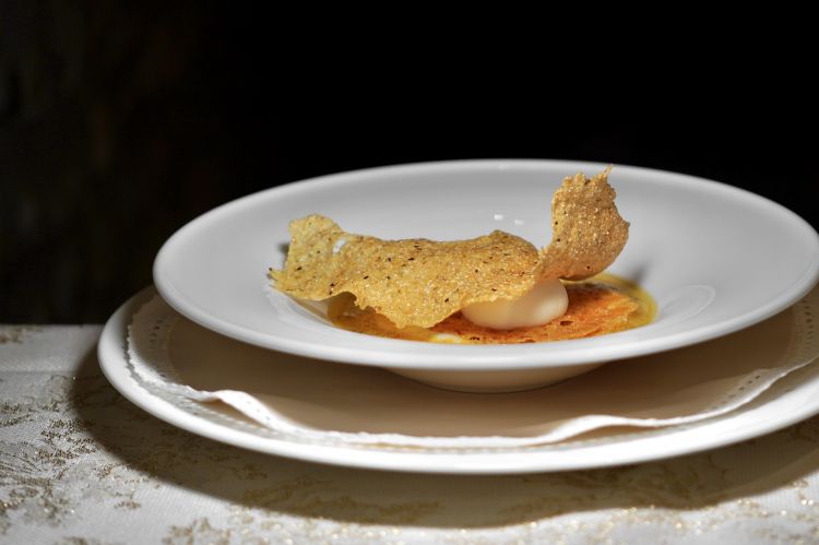 Si parte con gli appetizer (Macaron salato di farina di semi di zucca, mousse di ricotta affumicata di malga; Cestino di pastella fritta con mousse di cervo affumicato, finocchio marino all&rsquo;agro con aceto di sambuco maison, la mousse &egrave; po' troppo densa; Crocchetta di lingua salmistrata con maionese alla senape e germoglio di borragine). Poi il primo antipasto:&nbsp;L&rsquo;oro del Friuli (interpretazione del toc in braide, ispirato da Gianni Cosetti): tre consistenze di formaggio (cialda, frico croccante, fonduta di formaggi di malga, mousse di montasio), polenta morbida del Molino Caeran di Codroipo e chips di mais Cincuantin dell&rsquo;Arca Slow-Food, morchia (farina di mais tostata nel burro nocciola)
