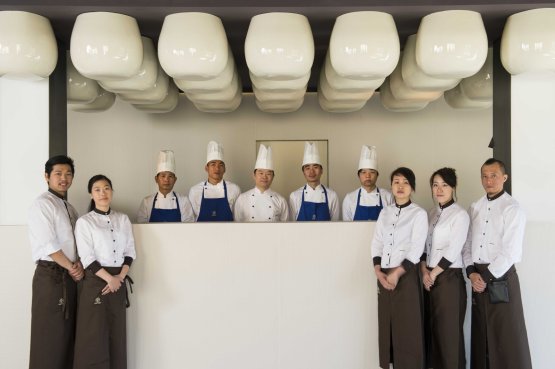 Tutti in posa: l'intero staff del ristorante Kanto