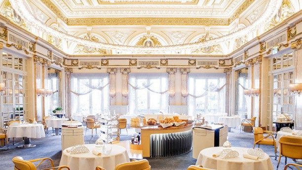 La meravigliosa sala del ristorante del Louis XV di Ducasse a Montecarlo, 3 stelle Michelin da 29 anni

