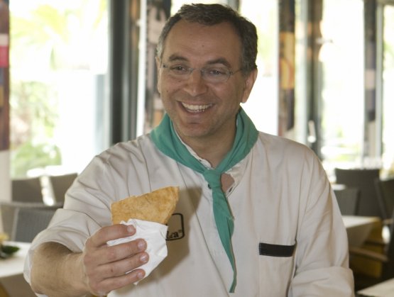Enzo Coccia e la sua leggendaria pizza fritta alle Strade della Mozzarella 2008, primissima edizione
