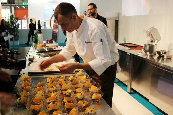 Il pasticcere del Ratanà Luca De Santi ha preparato un dolce a base di zucca, la cui preparazione è stata resa più precisa e rapida grazie ai forni Unox Bakertop