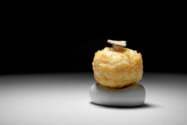 Crocchetta in tempura di Parmigiano e prugne secche con burro al tartufo bianco
