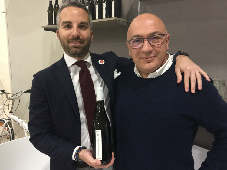 Luca Baccarelli e Luca Rosati con la bottiglia di Fiorfiore di Roccafiore
