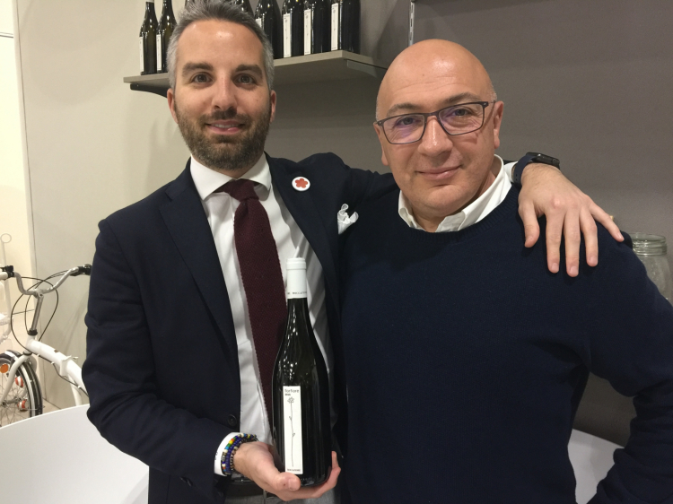 Luca Baccarelli e Luca Rosati con la bottiglia di Fiorfiore di Roccafiore