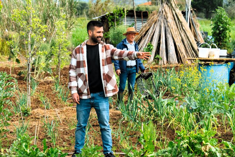 Luca Mastracci con il pap&agrave; Alberto, ultraottantenne: &egrave; lui con i suoi terreni a garantirgli il 30% degli ingredienti utilizzati in pizzeria&nbsp;
