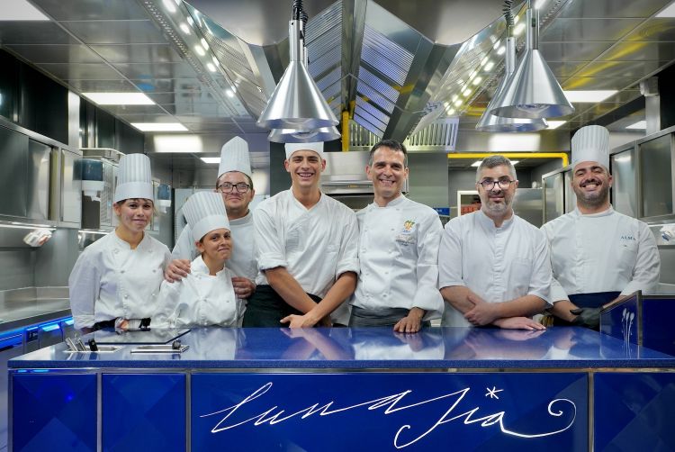 Luca Landi and his brigade. Left to right Giulia Maiorano (pastry commis), Olga Spadoni (entré commis), Mirko Puddu (pastry chef), Michael Lanzone (chef de partie starters), the chef, Fabio Viscito (sous chef) and Enrico Martone (chef de parti main courses). In the photo Hirotaka Gobo (chef de partie first courses) and Raffaele Buzzanca (chef de parti entrés) are missing. Photo Tanio Liotta
