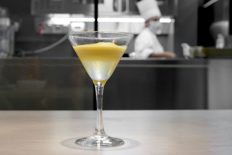 In abbinamento un White Mary, con acqua di pomodoro condita con limone e vodka, con aggiunta di kombucha
