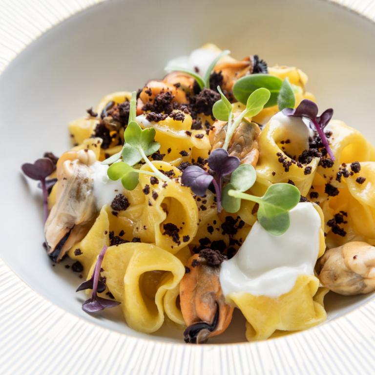 Tortellini bugiardi, cozze, panna acida, polvere d