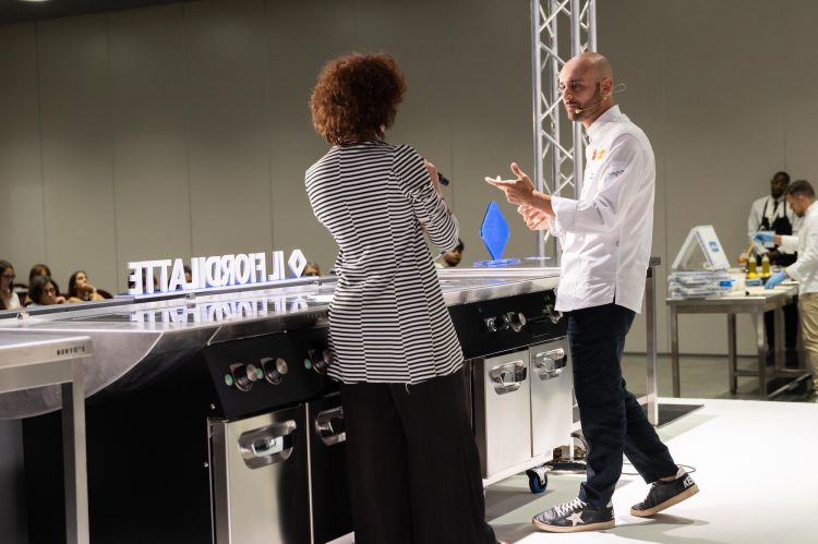 Luca Pezzetta sul palco, presentato da Giusy Ferraina
