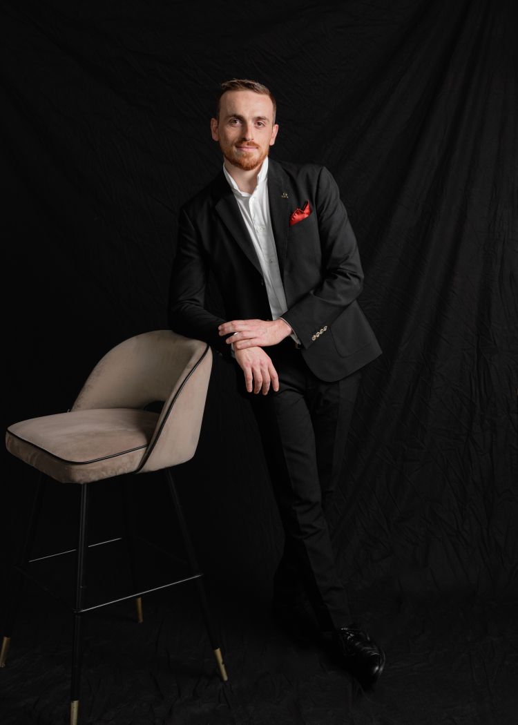 Luca Salvioli, prima Assistant Bar Manager del Bar Gaia, e oggi a dirigere un team composto da 4 bartender e 7 elementi dedicati al servizio. Tutti collaborano alla nascita della drinklist e hanno occasione di vivere un'esperienza dietro al bancone insieme a lui. Non mancano inoltre, corsi di formazione organizzati dalla direzione per promuovere la coesione e l'affiatamento di tutto il personale dell'hotel.