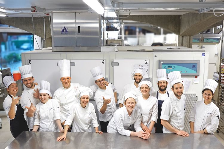 Lucca Cantarin con il suo staff, alla pasticceria 