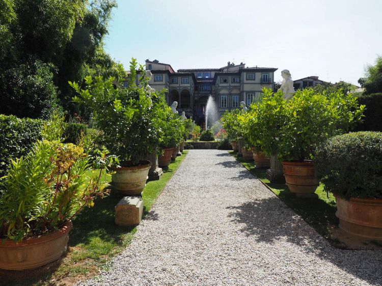 Il secentesco Palazzo Pfanner con giardino all'italiana, dove ha sede L'Imbuto di Cristiano Tomei
