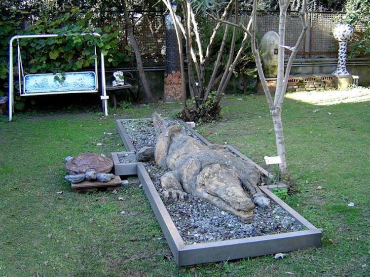 Lucio Fontana: Crocodile. The original, in Albissola in the province of Savona