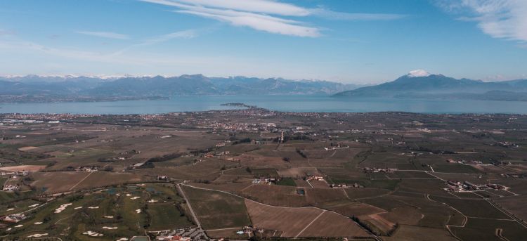 Montagne, lago e vigneti di Turbiana: sono i fattori che caratterizzano il Lugana