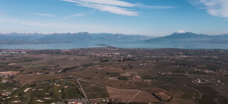 Montagne, lago e vigneti di Turbiana: sono i fattori che caratterizzano il Lugana
