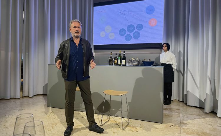 Fabio Piccoli durante l'incontro di presentazione