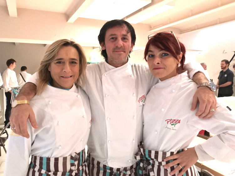 Al centro Luigi Acciaio, alla sua sinistra Jessica Tomaini, sua moglie e pizzaiola a sua volta. Alla destra Paola Cappuccio
