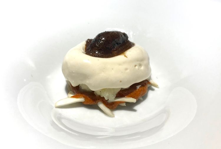 Crema di mandorle amare, pralinato di mandorla bruciata, mantecato di mandorle dolci, liquirizia, granita di limone. Basta un'aggiustatina, basta abbassare un poco i toni e ricalibrare gli aromi, e può diventare un grande dessert (lo stesso dicasi del precedente, peraltro)
