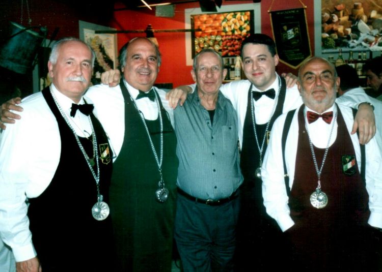 Luigi Veronelli in una foto del 2003, un anno prima della morte, insieme a sommelier della Fisar