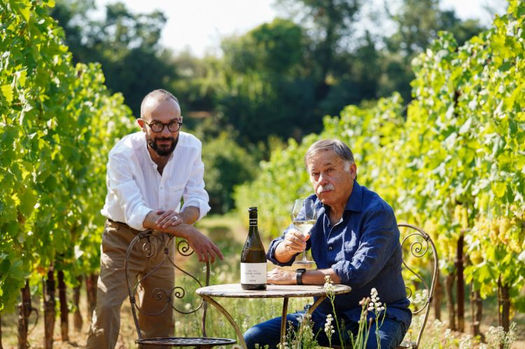 Diego e papà Paolo Bosoni in vigna, con il nuovo prodotto Cuvée Lunae
