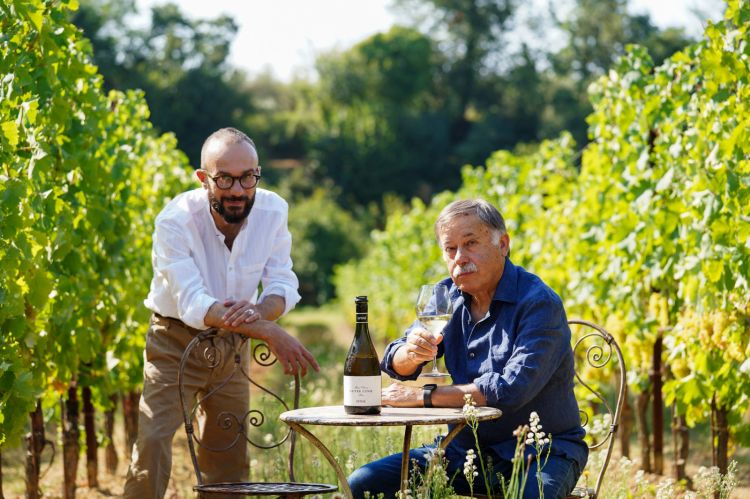 Diego e papà Paolo Bosoni in vigna, con il nuovo prodotto Cuvée Lunae
