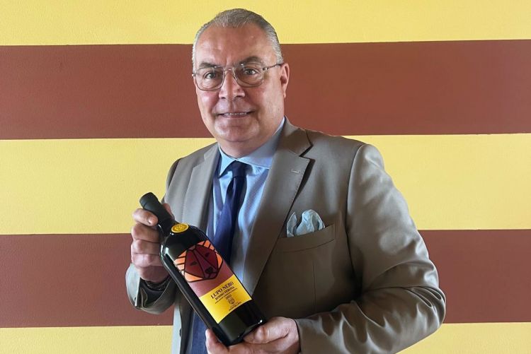 Il direttore commerciale Marco Fasoli mostra il nuovo&nbsp;Rosso Verona IGP 2023 Lupo Nero&nbsp;di Cascina Montelupo

