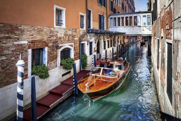 Private entrance from the canal, at Danieli