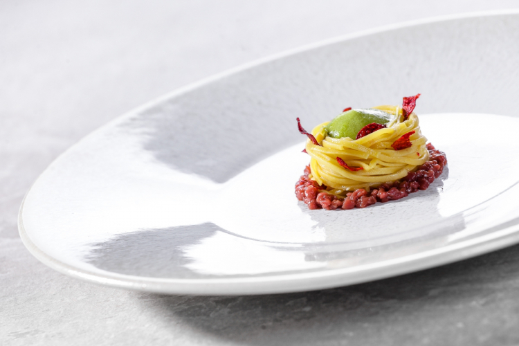Spaghettino freddo con birra, fieno, nasturzio, cuore e rapa rossa