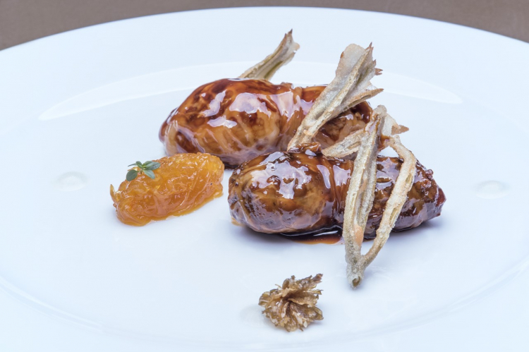 Turcinieddhi glassati alla birra con marmellata di cipolla all’arancia, critmi in tempura e infuso di luppolo