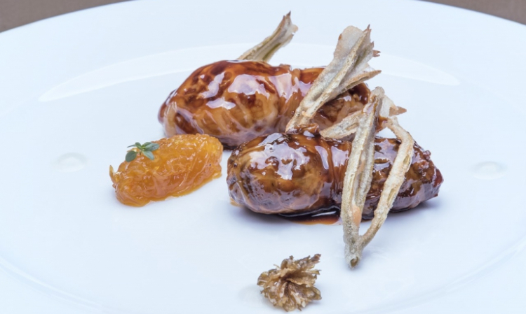 Turcinieddhi glassati alla birra con marmellata di cipolla all’arancia, critmi in tempura e infuso di luppolo
