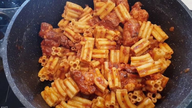 Maccaruna co&rsquo; sugu
