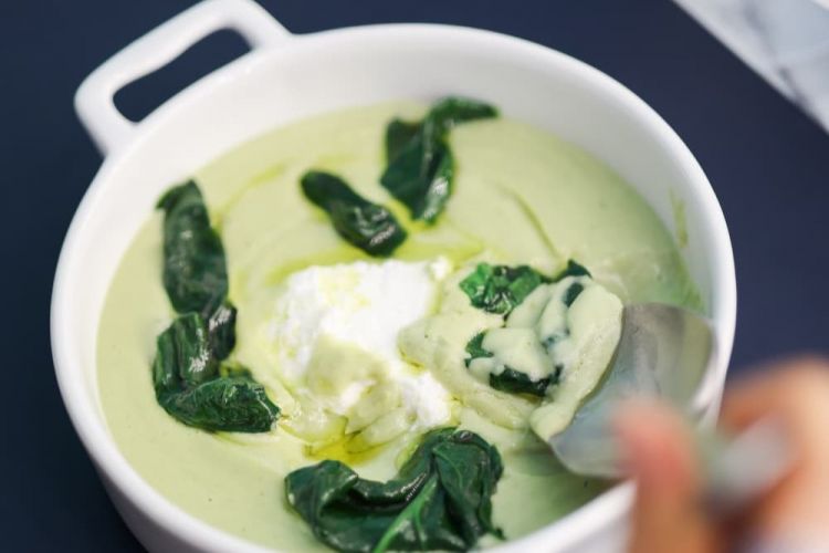 Tra i piatti in carta, il Macco di fave con ricotta e spinacino