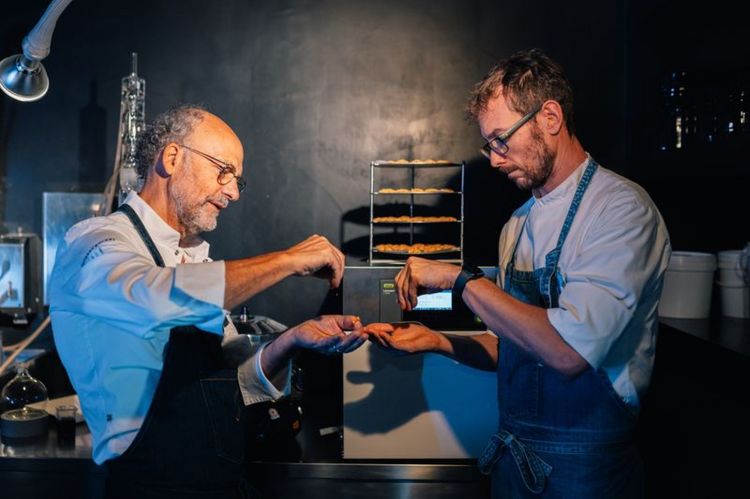 Moreno Cedroni e Luca Abbadir nel Tunnel, il laboratorio dove nascono molte delle loro alchimie, prima di spostarsi ai fornelli (foto Mattia Alberani)