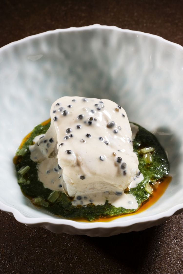 Moro oceanico in oliocottura, salsa delle proprie lische e caviale, acetosella liquida e olio al kimchi: si mangia tutto, anche la pelle del pesce