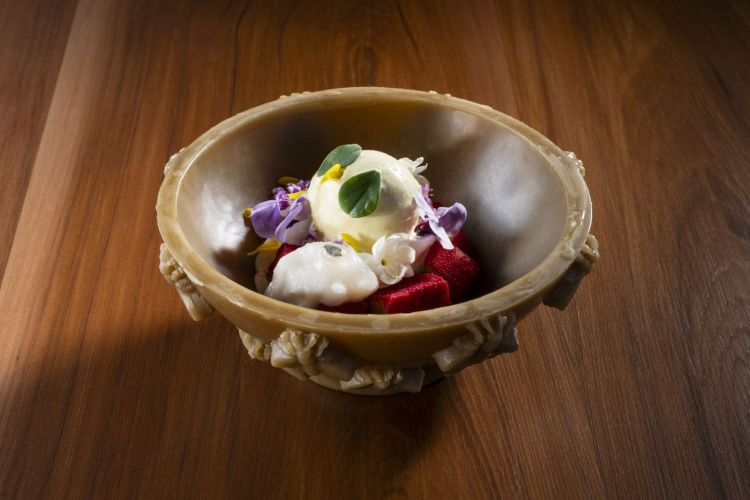 Ceviche di frutta, pan di spagna alle noci, spuma di litchi, gelato al miele di castagno, acetosella. La frutta si compone di mango e ananas, infarinati in polvere di lamponi e peperoncino e bagnati con leche de tigre, come una vera ceviche. E le spine? Nel piatto, che è in cera d’api, e nel riccio del castagno, da cui viene il miele