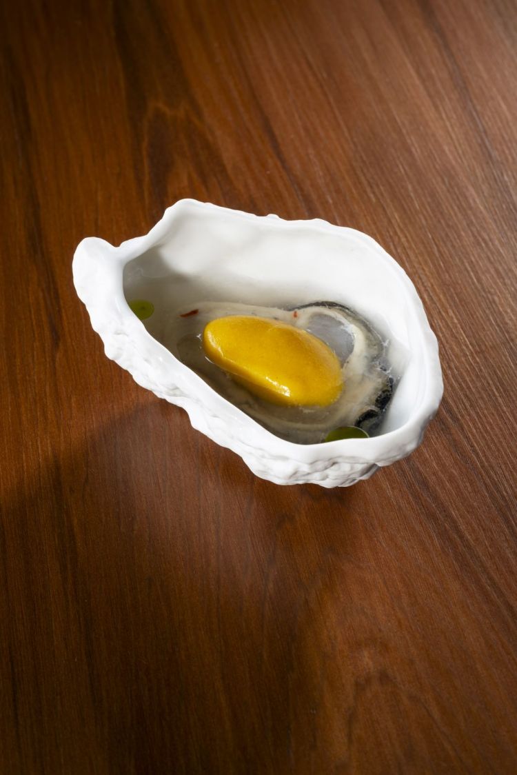 Ostrica alla griglia, succo di lime e habanero, salsa di olivello spinoso: non può mai mancare l’ostrica nei percorsi di Moreno Cedroni e quest’anno è particolarmente fresca