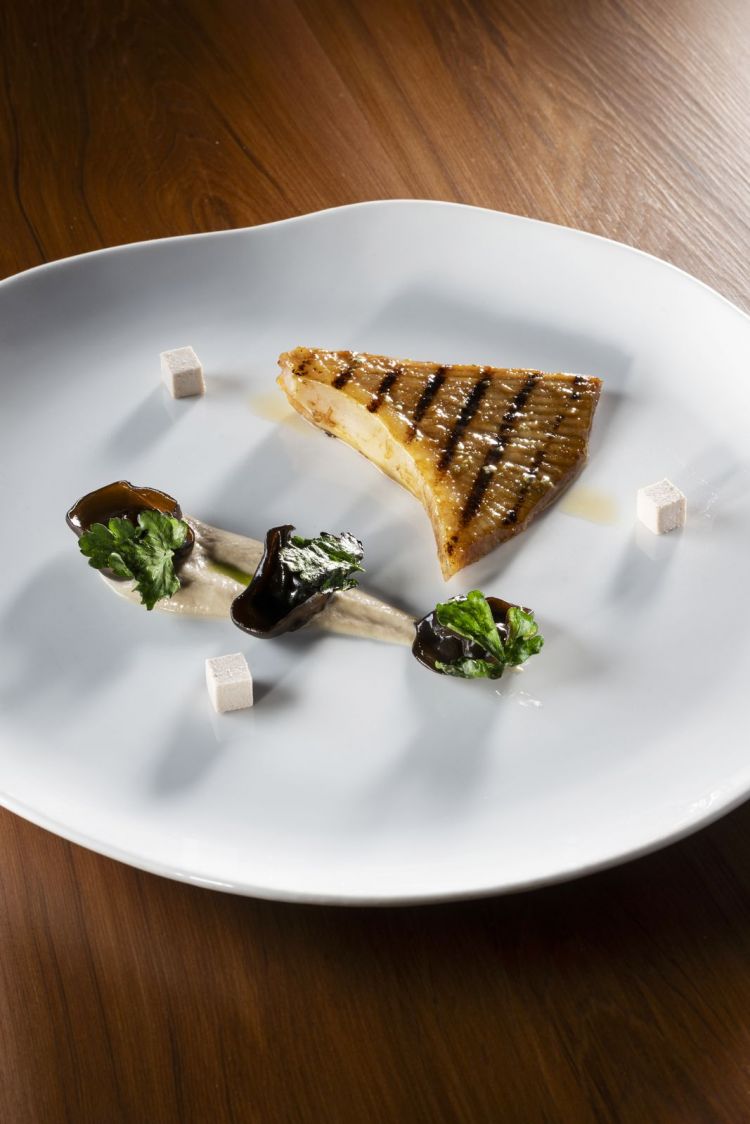 Razza marinata, fungo orecchio di giuda, foglie di prezzemolo alla brace: il pesce è laccato con la salsa hoisin e viene cotto alla brace, assumendo tonalità intense, che ben si uniscono alla salsa di funghi champignon in accompagnamento. Una curiosità: della razza si mangiano anche le lische, senza bisogno di particolari trattamenti, poiché esse sono cartilaginee e non ossee