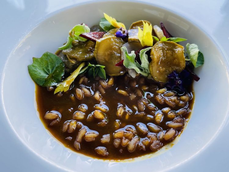 Farro della Garfagnana, estratto vegetale e giardiniera di primizia estiva, una superba zuppa proposta nel menù vegetariano
