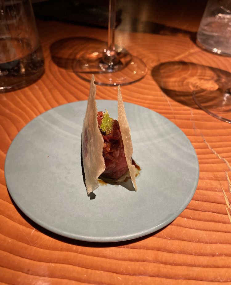 Maguro tacos, sfoglia di pasta brick tipica del Medioriente con tartare di tonno rosso siciliano e pomodoro, ricotta tartufata, pomodorino confit scorza di lime e salsa teriyaki
