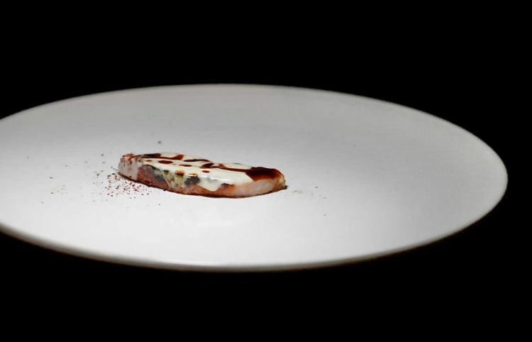 Maiale e anguilla, primo passaggio: pancetta di maiale iberico, salsa all’anguilla, paprika piccante, fondo di maiale. La pancetta risulta un poco asciutta