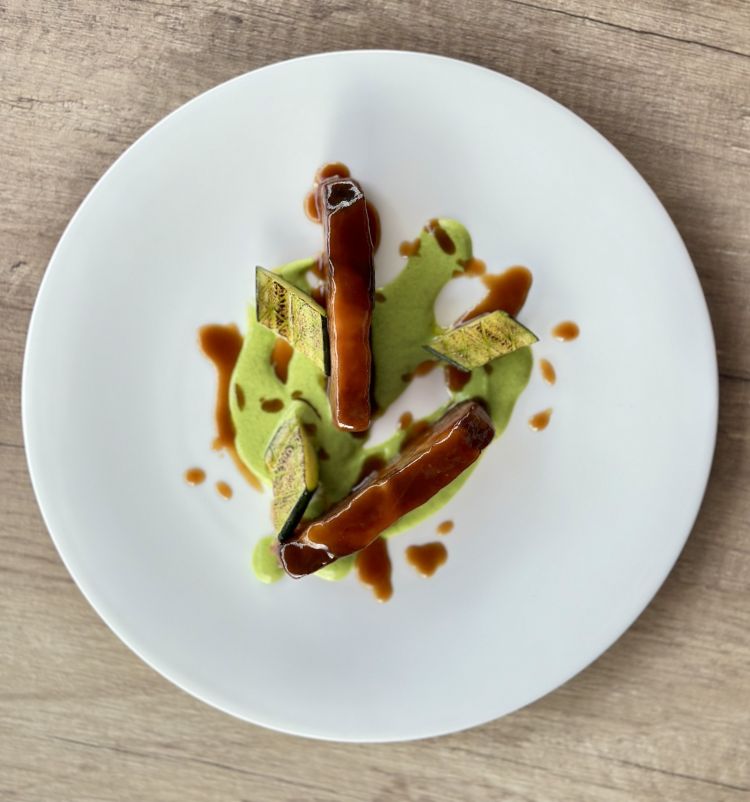 Maiale nero, zucchine in scapece ed arrosto: sperimentazione e studio per trovare le giuste strutture e consistenze