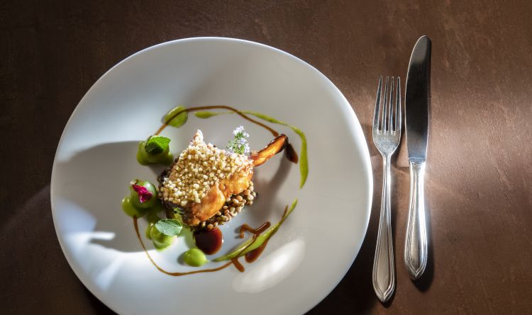 Maialino al latte, lenticchie al limone, salsa alla birra, mele e menta