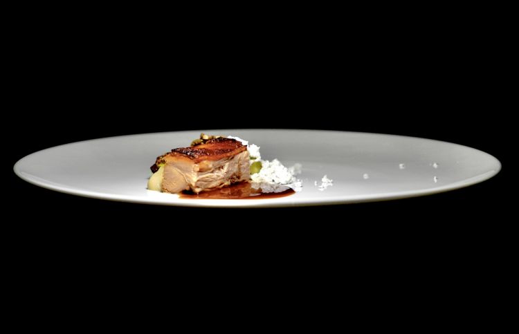 Maialino, lattughino e cenere: maialino di Cinta Senese dell'azienda agricola Il Poggio a Celle sul Rigo, San Casciano ai Bagni (Siena), a pochi km dal Castello di Fighine. Poi finocchio, lattughino alla brace, olive taggiasche, centrifugato di lattughino, cenere vegetale