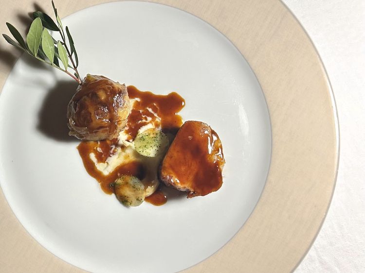 Maialino nero lucano arrosto, la sua crepinette, olio alla pigna bruciata, salsa acida di pinoli