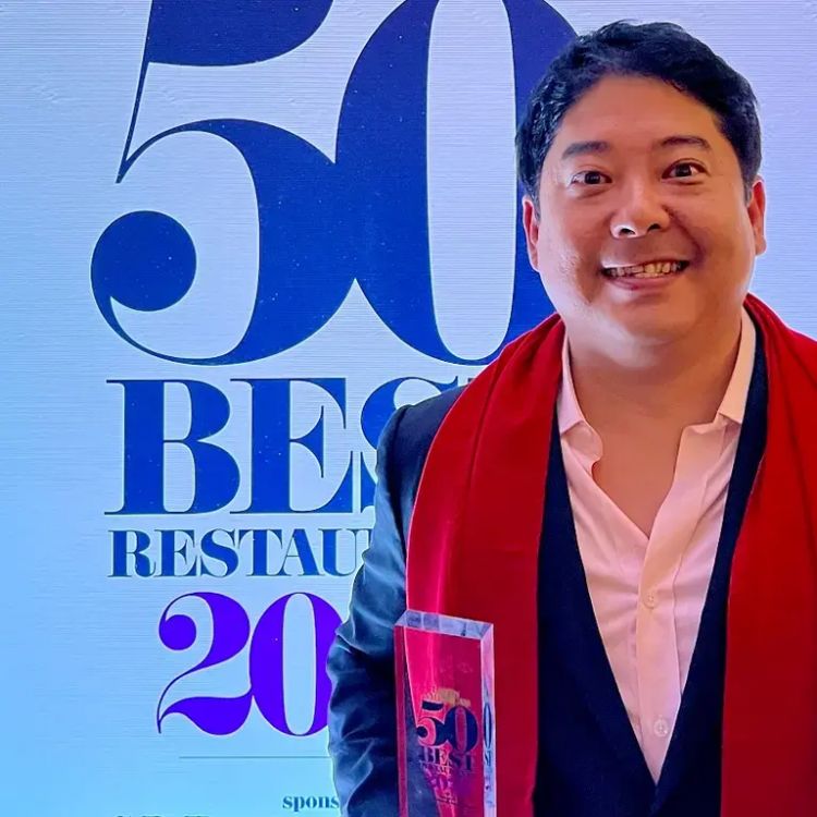 Mitsuharu “Micha” Tsumura, classe 1981, chef e patron ristorante Maido di Lima, primo ristorante per la World's 50Best 2025. Maido è il secondo ristorante peruviano a vincere la competizione negli ultimi 3 anni (nel 2022 fu Central). In 23 edizioni la Spagna ha vinto 8 volte, 6 la Danimarca, 3 gli Stati Uniti, 2 Italia e Perù, 1 ciascuna Francia e Gran Bretagna. Curiosamente, l'Asia - presente in abbondanza nella classifica 2025 - non ha mai espresso un vincitore
