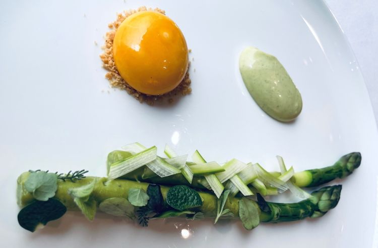 Asparago, uovo marinato, salsa bernese