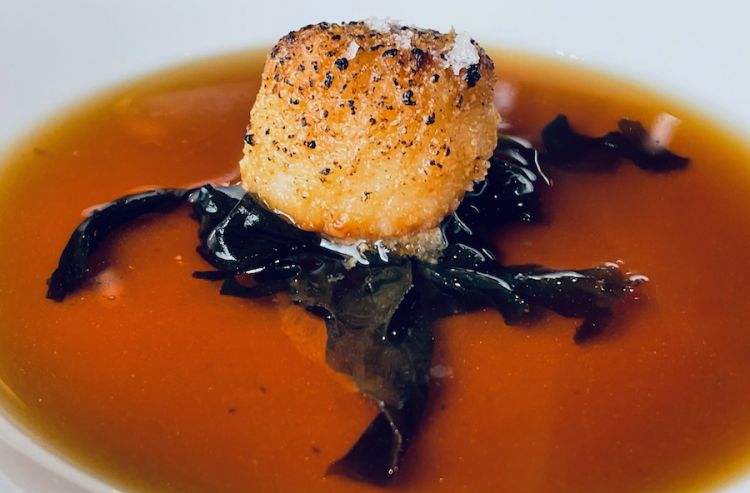 Capasanta gratinata al midollo affumicato, brodo di verza, alghe, lattuga
